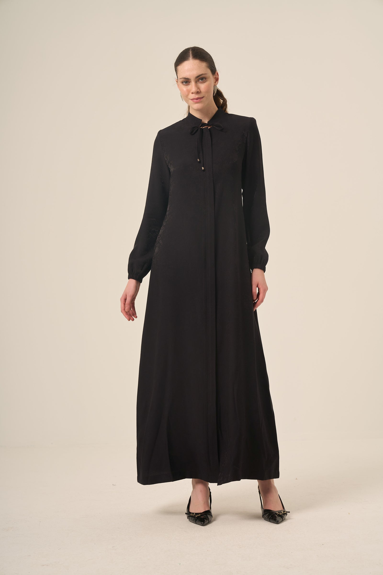 Siyah Jakarlı Kendinden Çiçek Desenli Fermuarlı Ferace 6137 Siyah