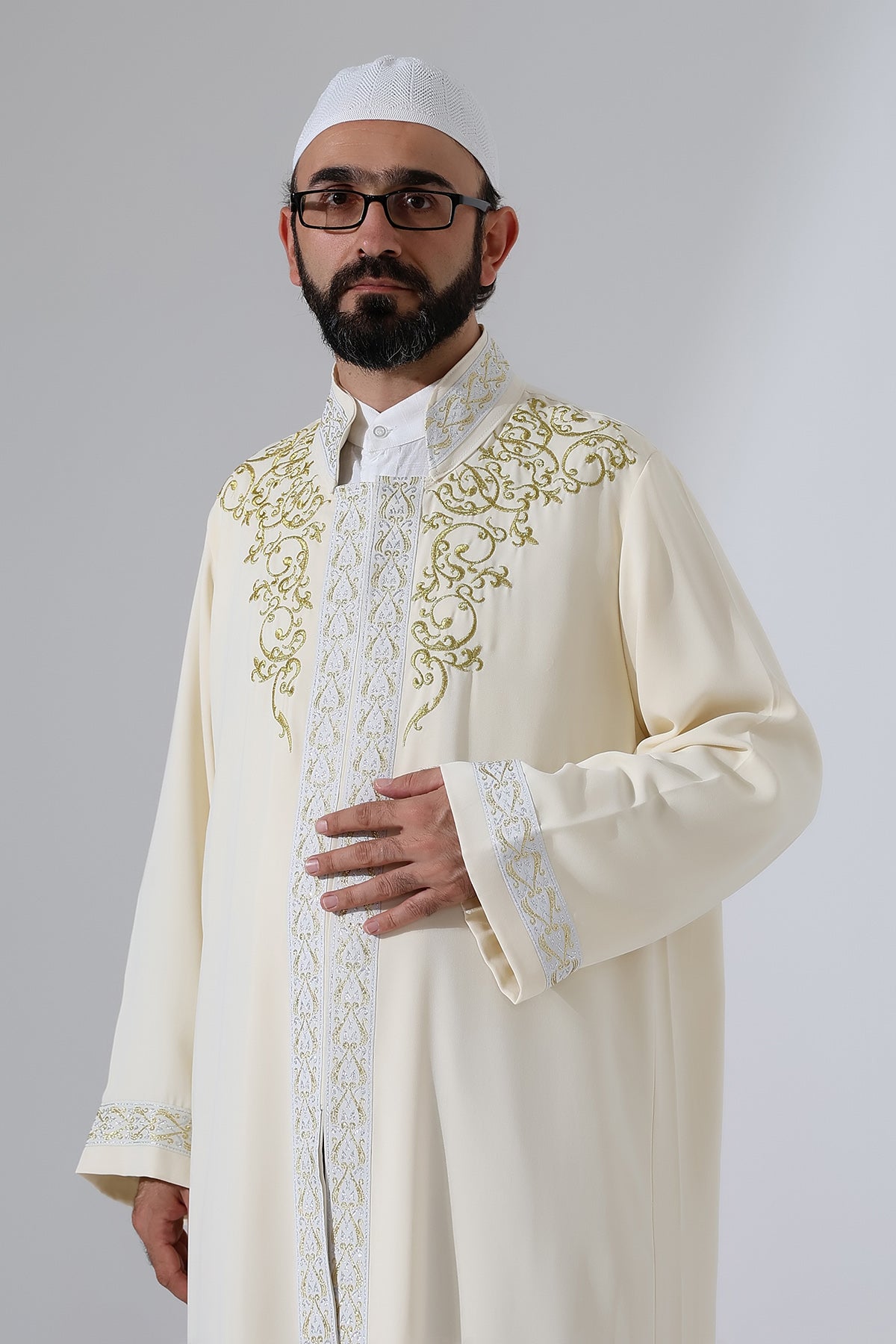 Nakış İşlemeli Hakim Yaka İmam Cübbesi, Çıt Çıtlı Cepli Namaz Cübbesi Gümüş Bordürlü - Krem
