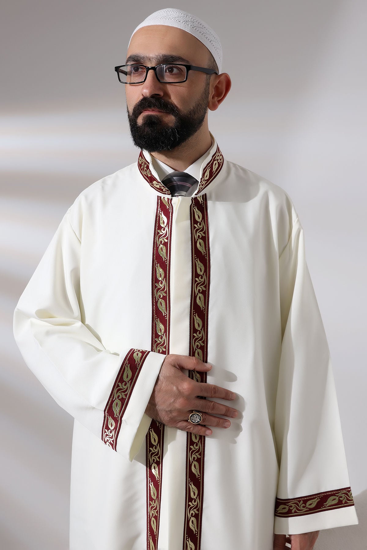 Krem Erkek Namaz Elbisesi Bordo Desen İşlemeli Hakim Yaka İmam Cübbesi