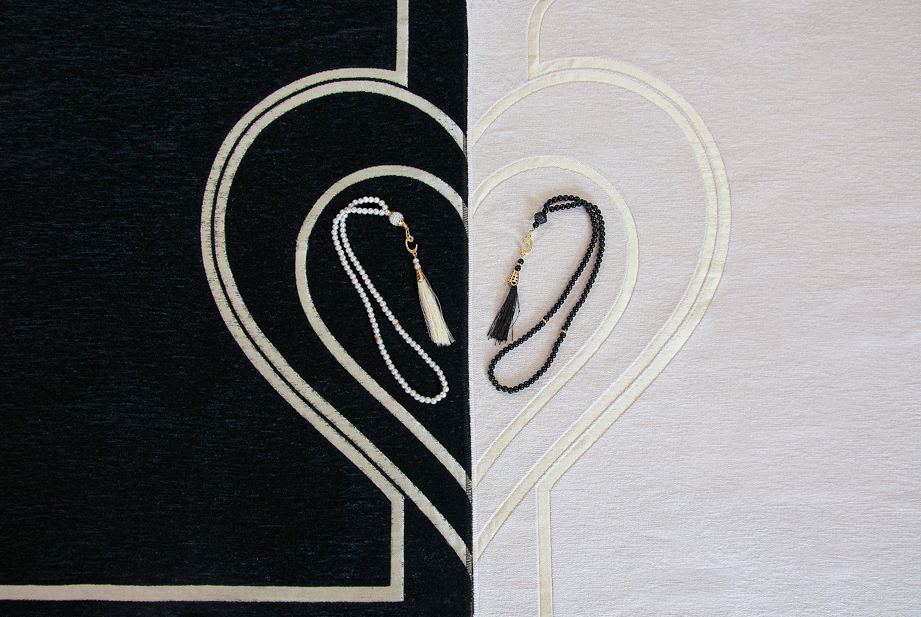 Elegant Black & White Muslim Prayer Rug Set for Couples | Sajadah | Janamaz - Ihvan