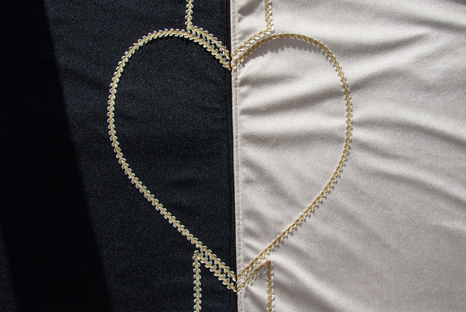 Premium Black & Cream Muslim Prayer Rug Set for Couples | Padded Velvet - Ihvan