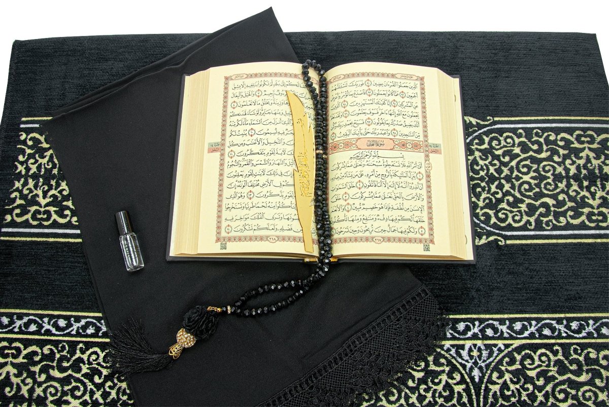 Elegant Kaaba Design Islamic Prayer Gift Set | Muslims Prayer Rug & Holy Quran & Wedding Gift - ihvan