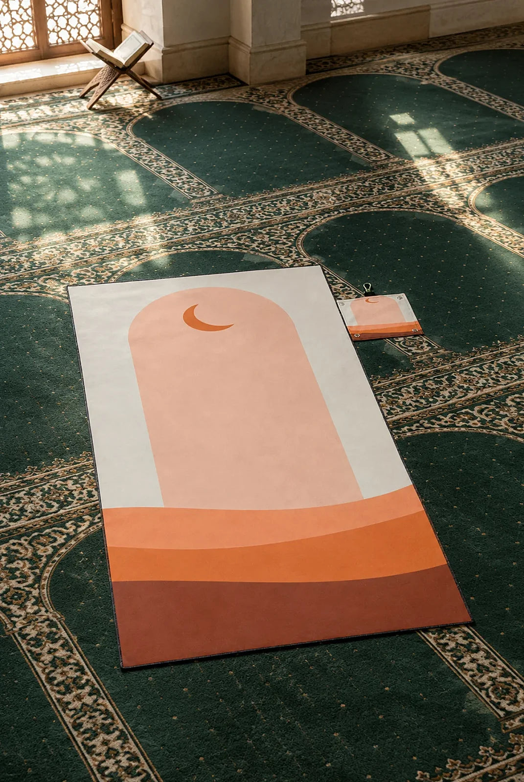 Portable Foldable Travel Prayer Mat with Keychain – Water-Resistant Pocket Sajdah Mat
