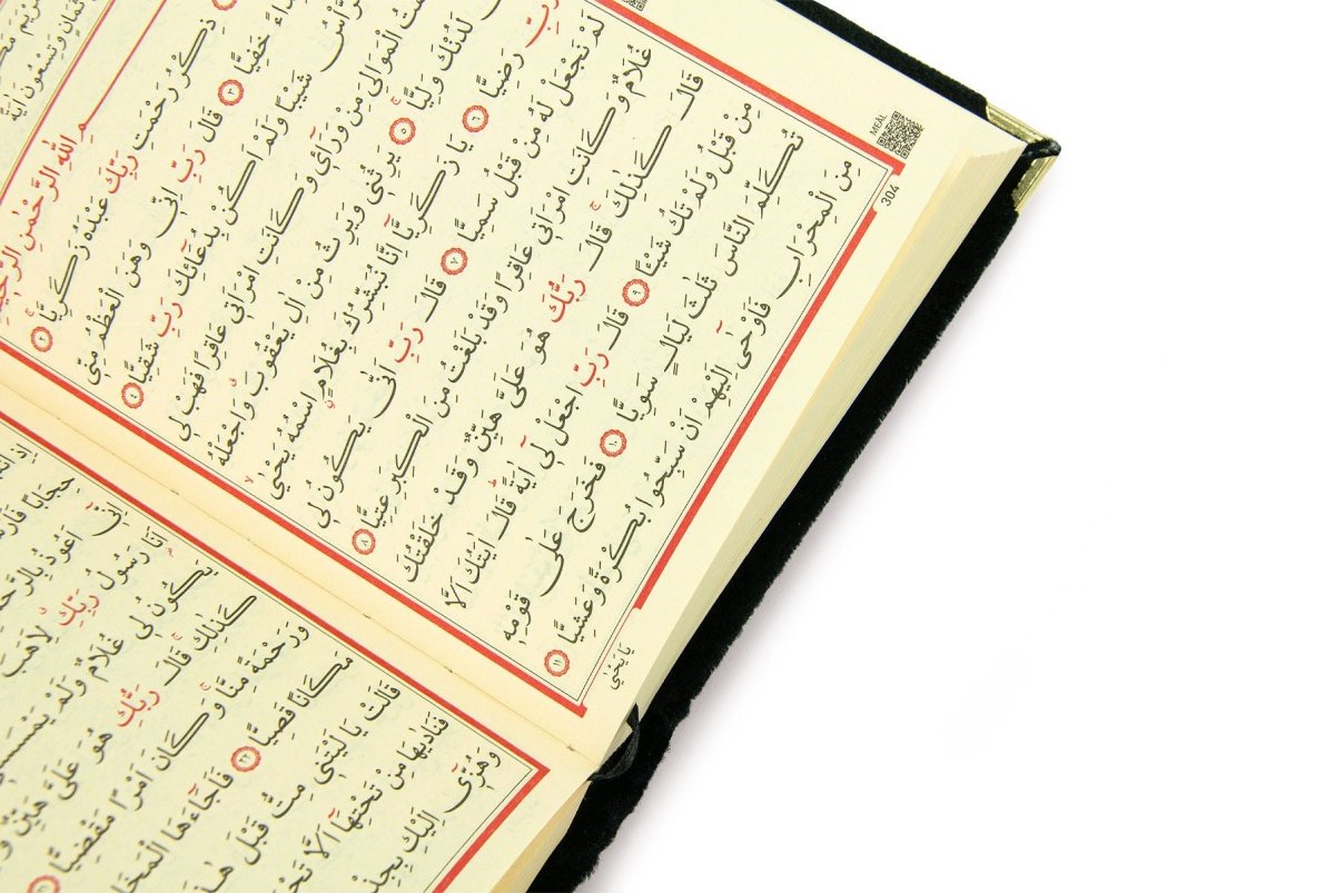Kaaba Pattern Velvet Quran Gift Set with Tasbeeh, Perfume Oil & Bookmark – Esmaul Husna Box - ihvan