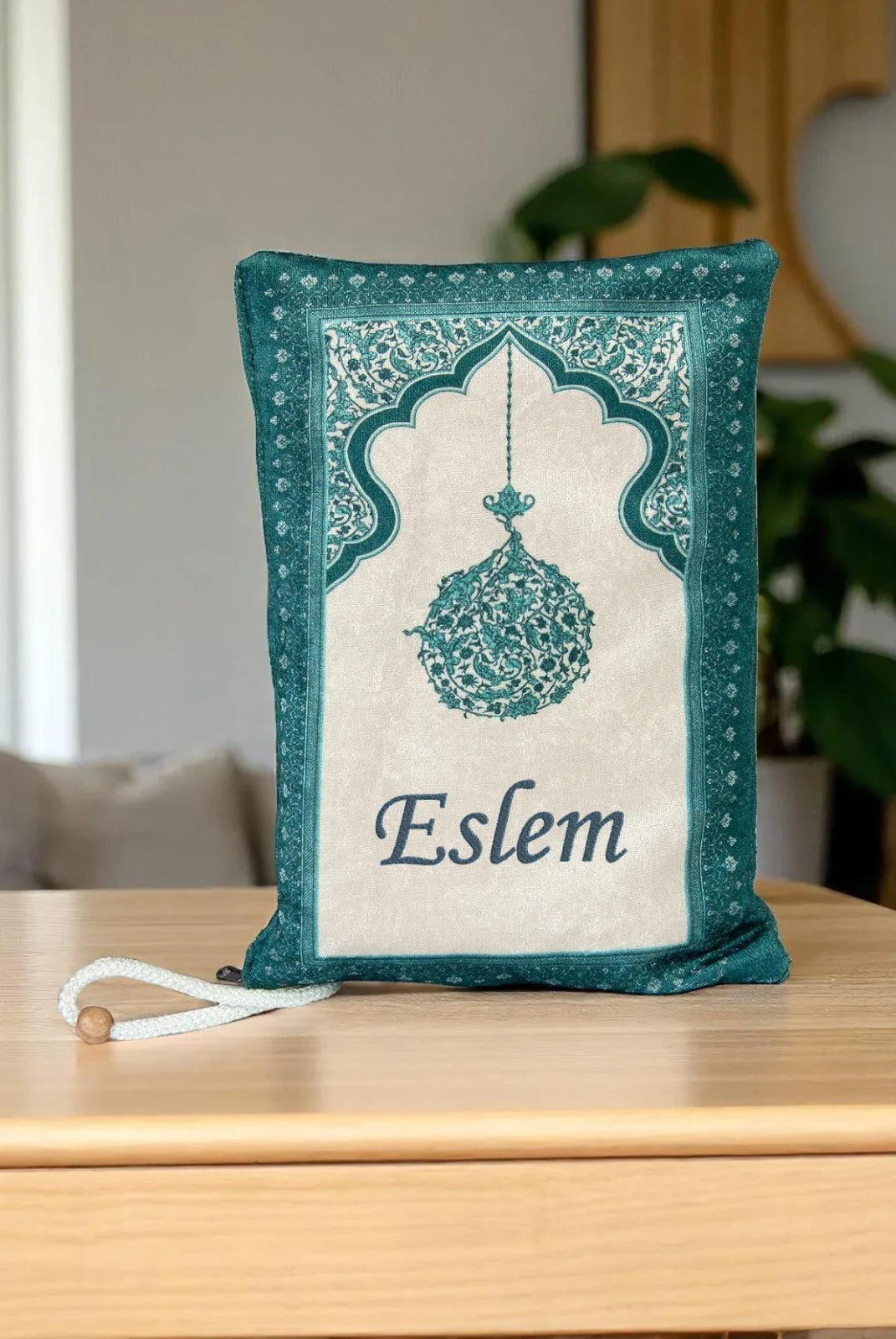 Personalized Embroidered Velvet Prayer Mat Set – Luxury Mihrab Design Prayer Rug with Matching Pouch & Pearl Tasbih