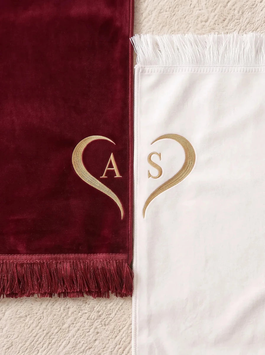 Personalized Velvet Couple Prayer Rug Set with Initials & Matching Heart Embroidery - ihvan