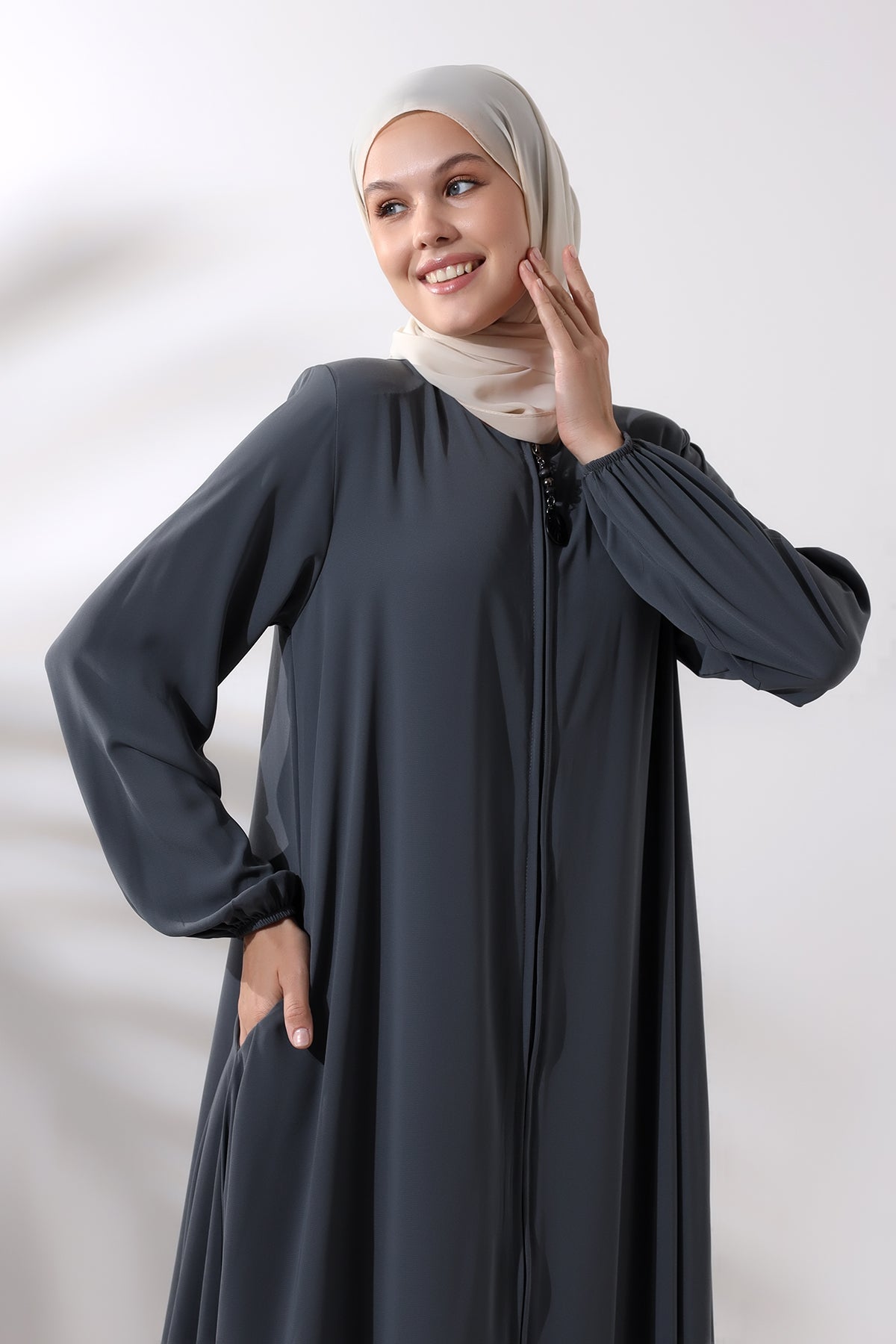 Antrasit Fermuarlı Kolu Lastikli Medine İpeği Mevlana Model Tesettür Ferace