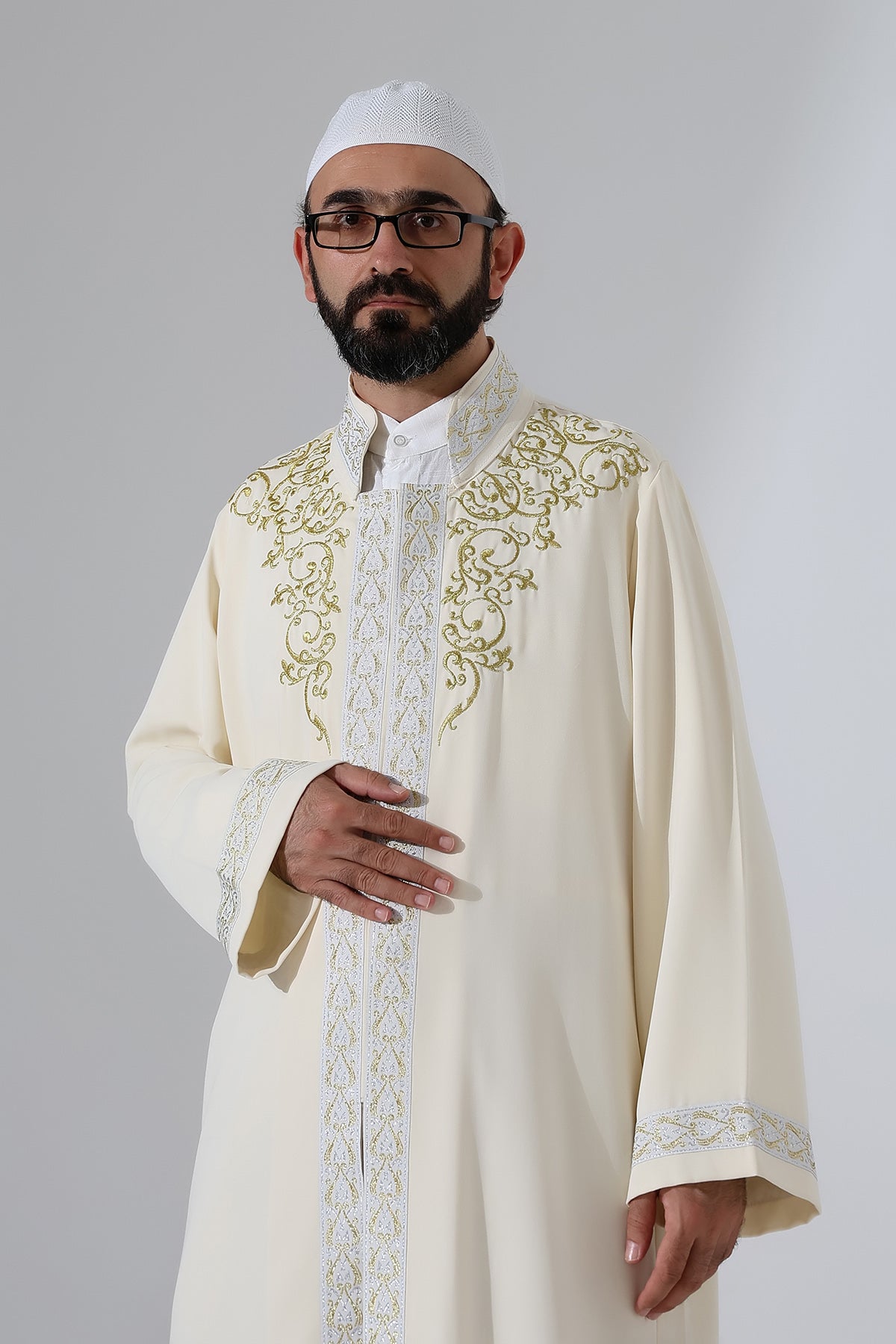 Nakış İşlemeli Hakim Yaka İmam Cübbesi, Çıt Çıtlı Cepli Namaz Cübbesi Gümüş Bordürlü - Krem
