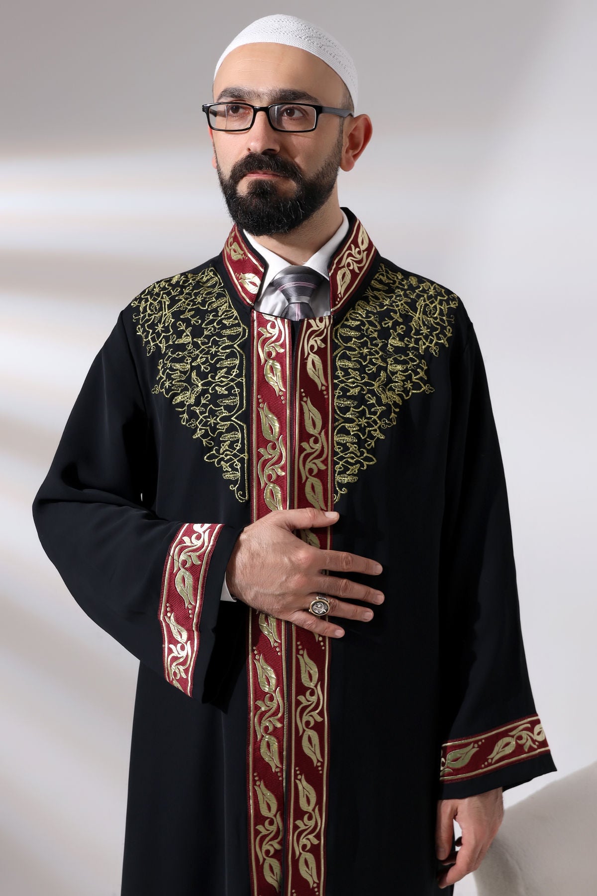 Siyah Hakim Yaka Erkek Namaz Elbisesi Şerit Nakış İşlemeli İmam Cübbesi