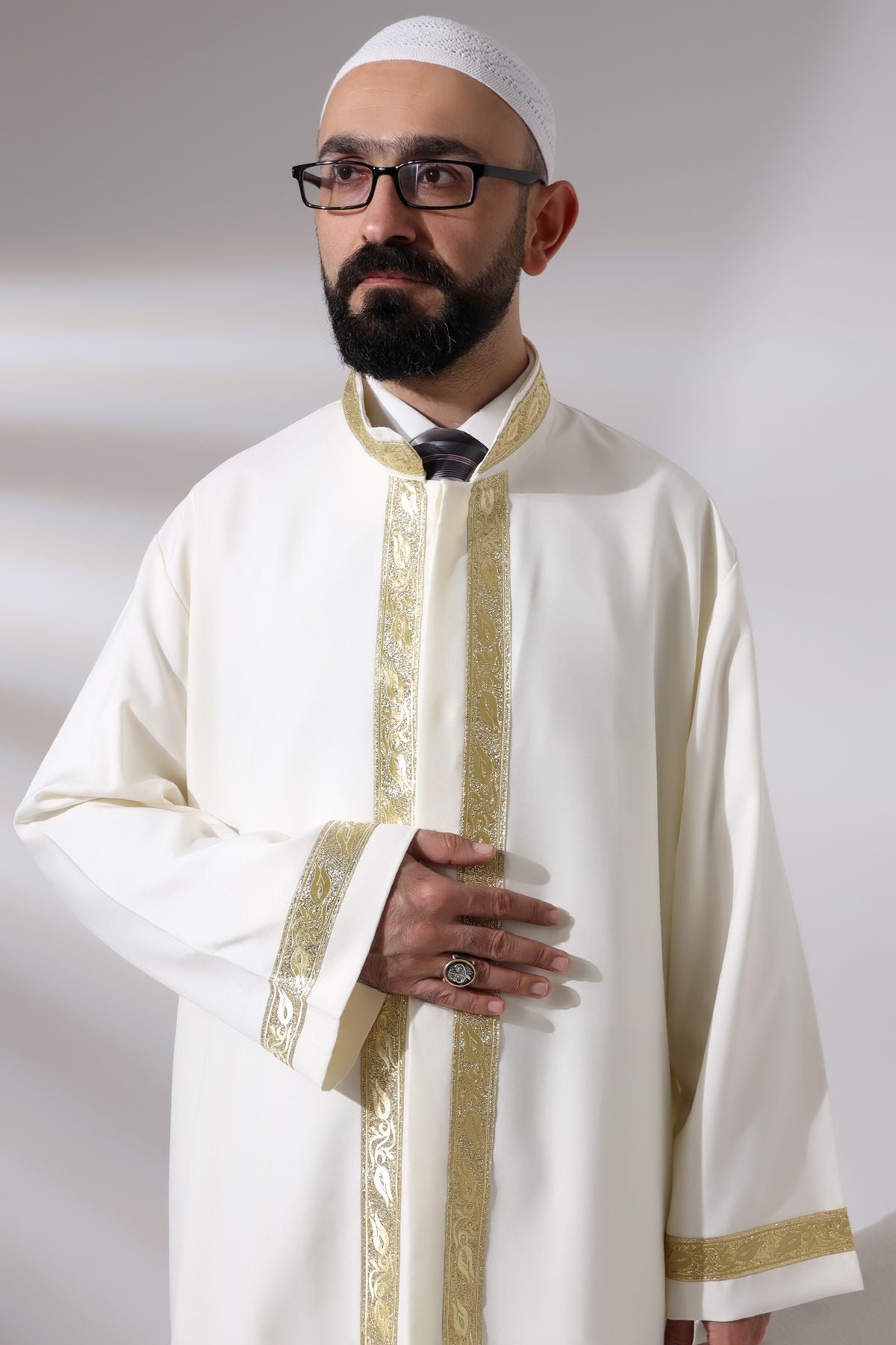 Krem Erkek Namaz Elbisesi Gül Desen İşlemeli Hakim Yaka İmam Cübbesi