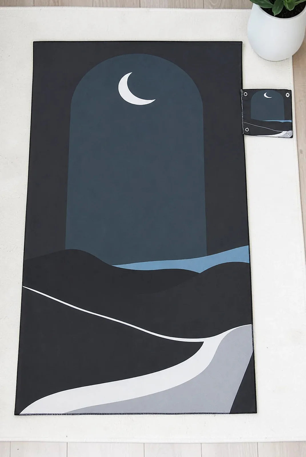 Portable Foldable Travel Prayer Mat with Keychain – Water-Resistant Pocket Sajdah Mat