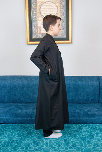 Boys’ Hajj & Umrah Thobe and Trousers Set – Mandarin Collar