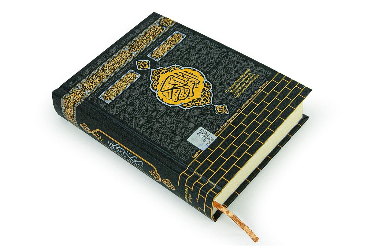 Luxury Velvet Kaaba Gift Set – Prayer Rug, Tasbeeh, Zikr Counter, Quran, and Scarf in Elegant Box - ihvan