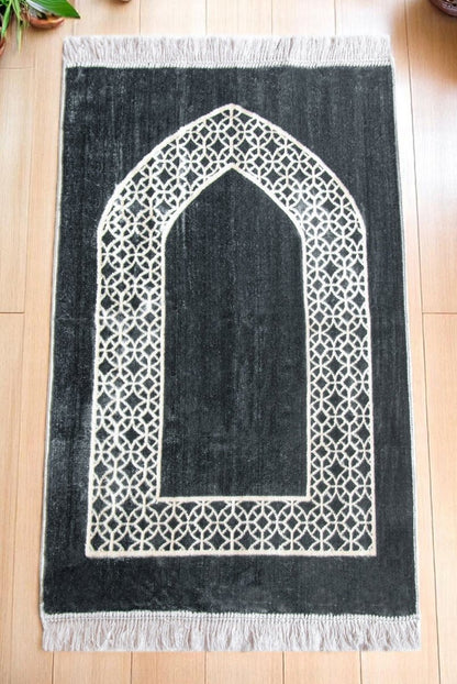 Mihrab Motif Velvet Prayer Rug – Soft Velour Islamic Sajadah - ihvan