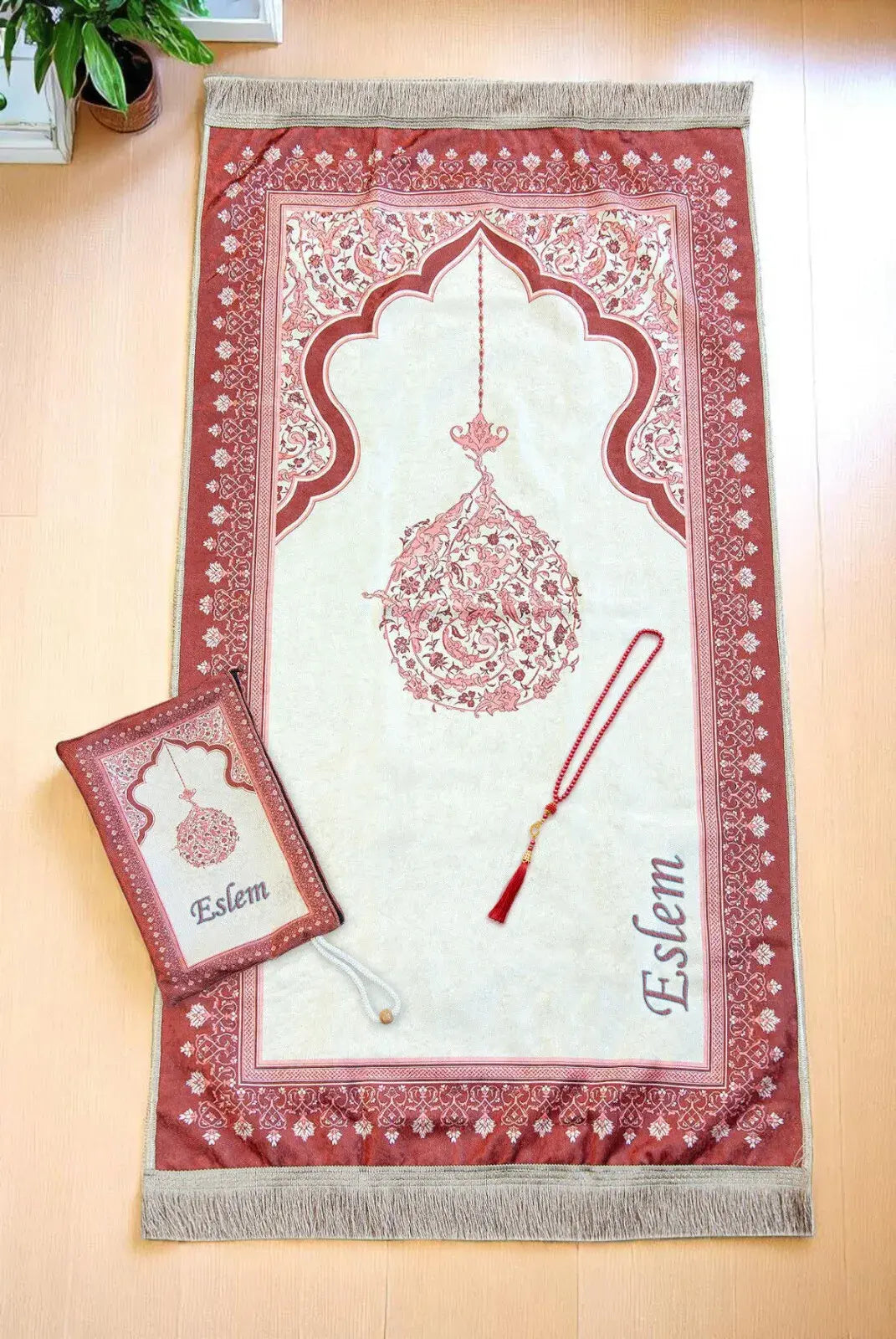 Personalized Embroidered Velvet Prayer Mat Set – Luxury Mihrab Design Prayer Rug with Matching Pouch & Pearl Tasbih