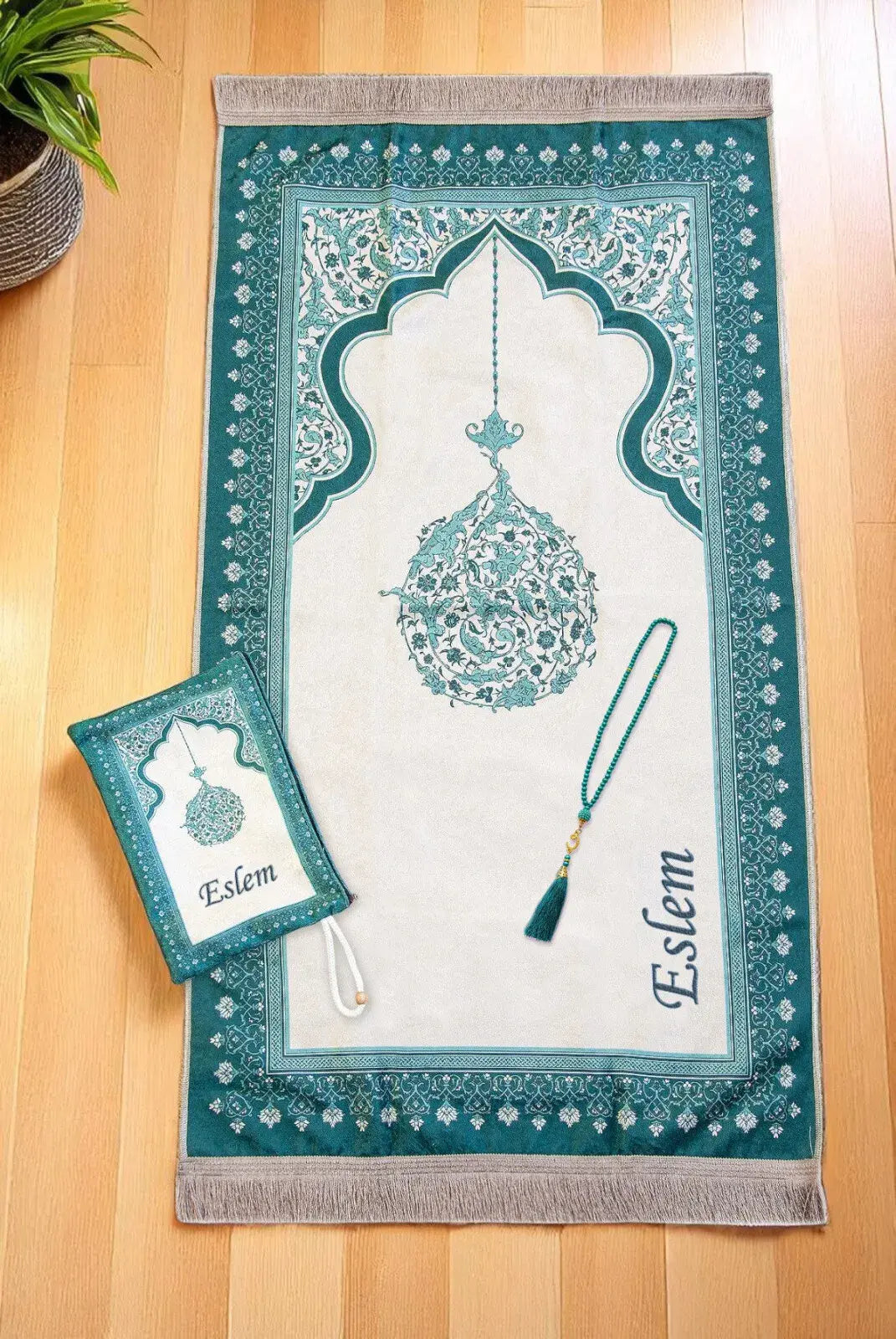 Personalized Embroidered Velvet Prayer Mat Set – Luxury Mihrab Design Prayer Rug with Matching Pouch & Pearl Tasbih