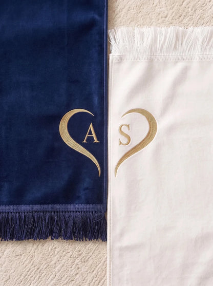 Personalized Velvet Couple Prayer Rug Set with Initials & Matching Heart Embroidery - ihvan