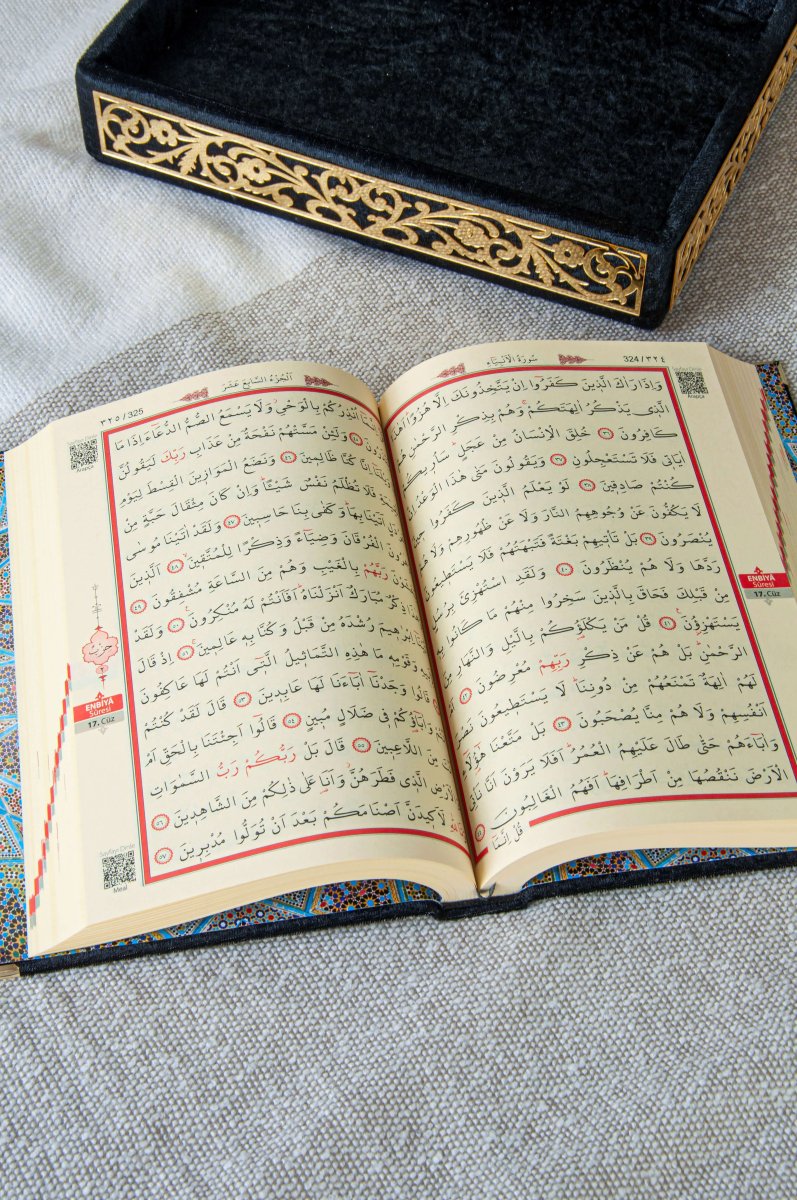 Personalized Velvet Quran Set with Plexiglass Elif - Vav Embellishments – Luxury Gift Box - ihvan